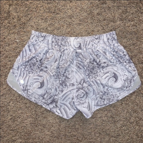 Rare Lululemon hotty hott 
floral short - Picture 3 of 7